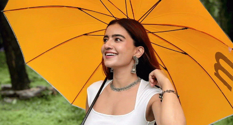 రుక్సార్ ధిల్లన్ గ్లామర్ ఫొటోలు !