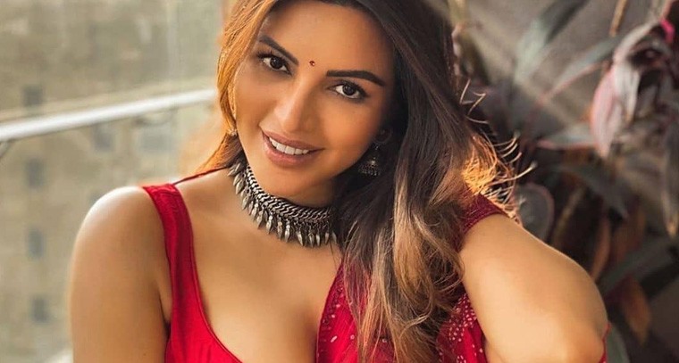 షామా సికిందర్   క్లీవేజ్ షో 