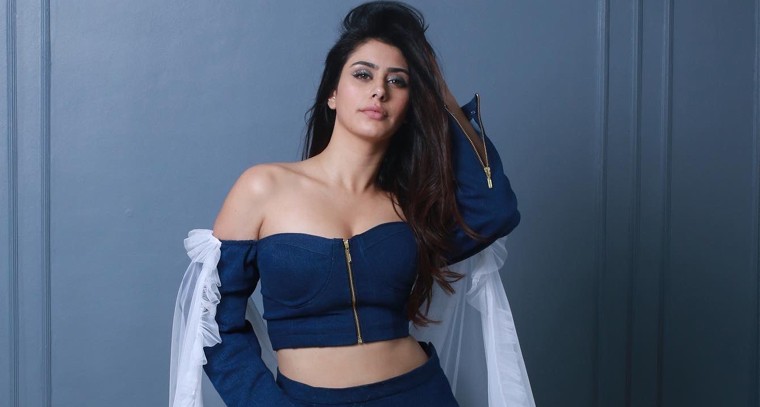 వరీనా హుస్సేన్ ఫోజులు అదుర్స్