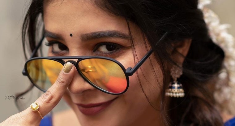  లంగా ఓణీలో మరోసారి అందాల విందు చేసిన  సాక్షి అగర్వాల్ 