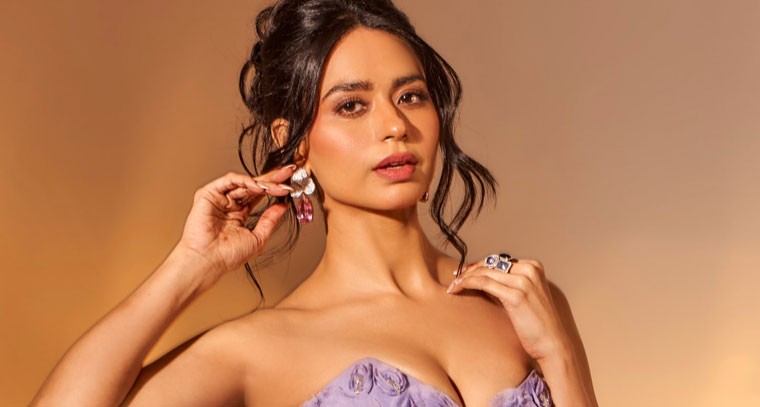 ఆఫ్ షోల్డర్ డ్రెస్‌లో  సౌందర్య శర్మ