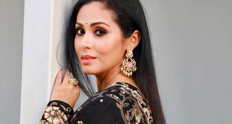 బ్లాక్‌ శారీలో సదా టూ హాట్‌ ! 