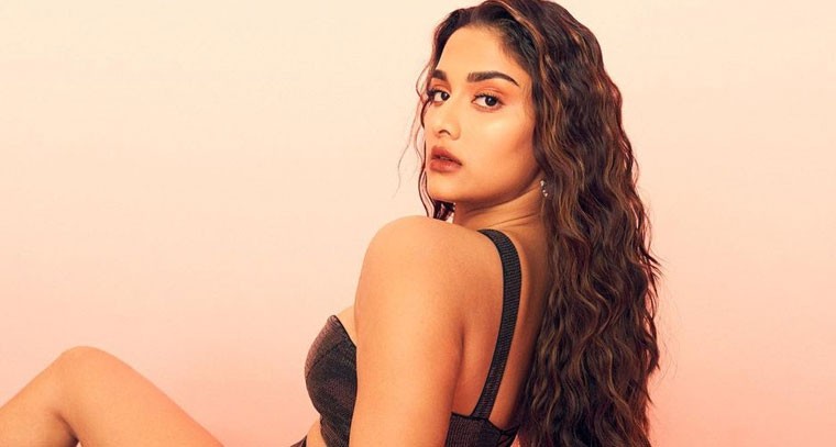  బ్లాక్ డ్రెస్ లో సయీ మంజ్రేకర్  అదరహో !