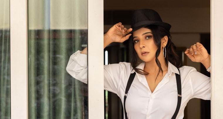 మైఖేల్ జాక్సన్ గెటప్ లో  సాక్షి అగర్వాల్ 