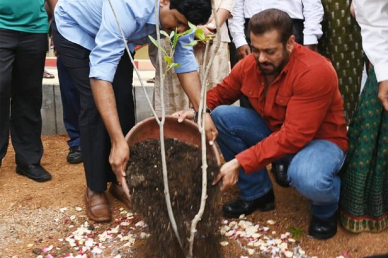 మొక్కలు నాటిన బాలీవుడ్ స్టార్ హీరో !