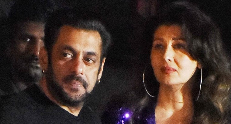 మాజీ ప్రేయసికి సల్మాన్ ఖాన్ ముద్దులు 