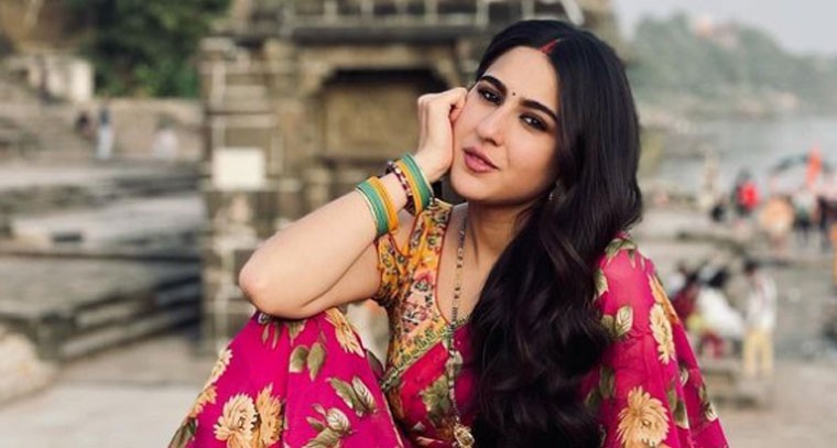  పింక్ కలర్ ఫ్లోరల్ ప్రింటెడ్ చీర లో సారా అలీ ఖాన్