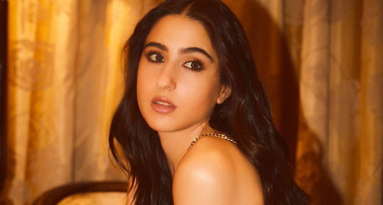 బ్లాక్ థై హై స్లిట్ డ్రెస్ లో సారా అలీ ఖాన్