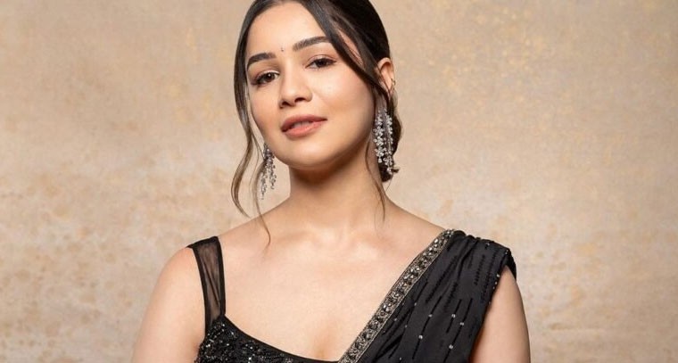  బ్లాక్ శారీ లో సారా టెండూల్కర్ అందాల ఆరబోత !