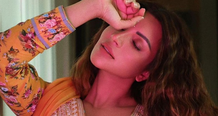 షామా సికిందర్ అందాల విందు !