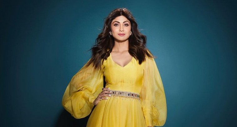 పసుపు రంగు గౌను లో శిల్పాశెట్టి ఫోజులు 