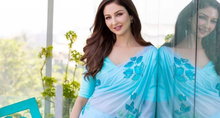 బ్లూ శారీ లో సౌమ్య టాండన్