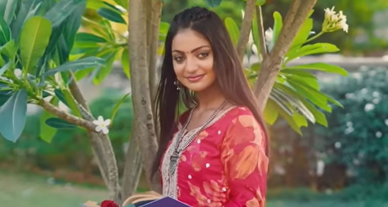 పూసలమ్మే మోనాలిసా ఇప్పుడు ఎలా మారిపోయిందో చూడండి