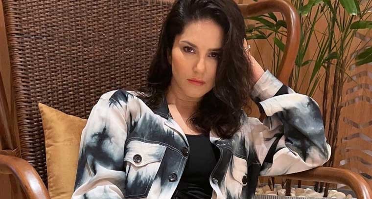 సన్నీ లియోన్ వెరైటీ పోజ్