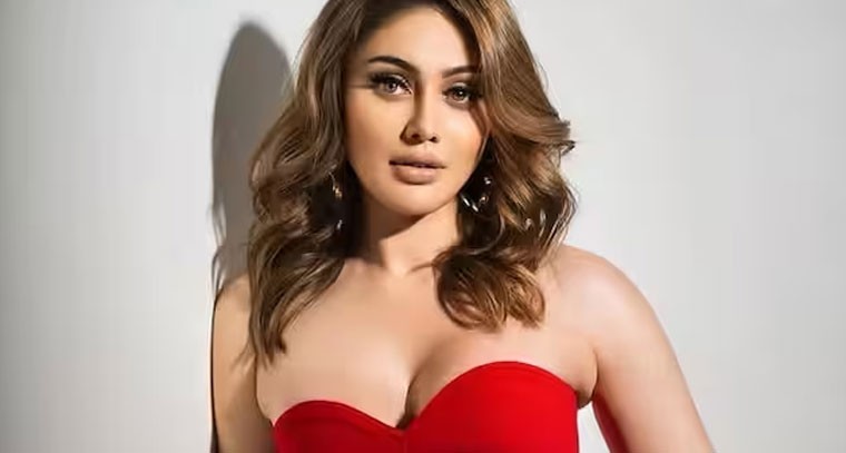  ఎరుపు రంగు స్ట్రాప్‌లెస్ గౌనులో షెఫాలీ జరీవాలా