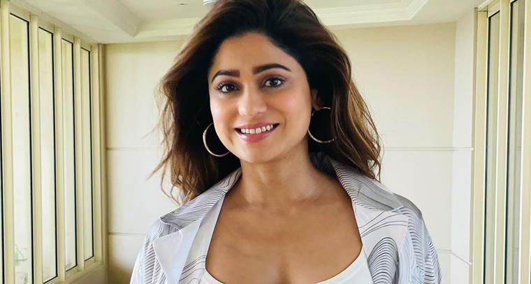  వైట్ టాప్ లో షమితా శెట్టి స్టిల్స్ 