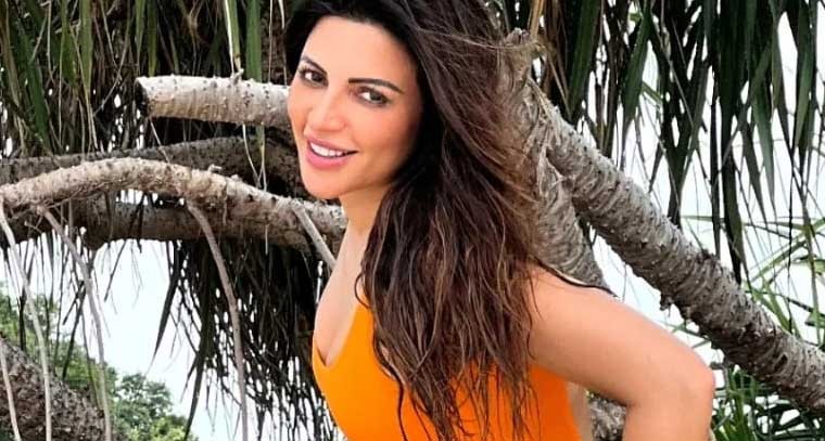 బ్యాక్‌లెస్ మోనోకి లో షామా సికిందర్