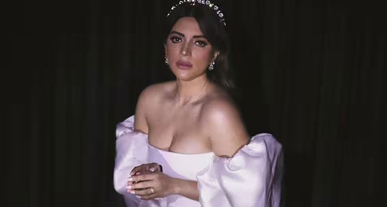  ఆఫ్ షోల్డర్ డ్రెస్‌లో షామా సికందర్