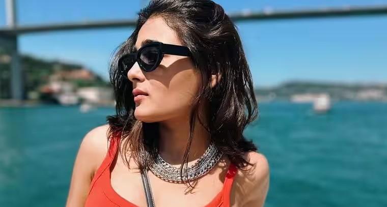 బోటింగ్ చేస్తూ స్టన్నింగ్ ఫిగర్ తో రచ్చ