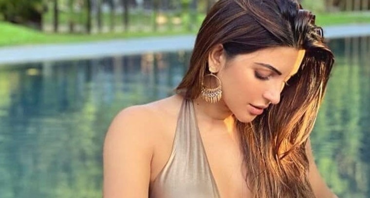 సముద్రంలో ఈత కొడుతున్న షామా సికిందర్