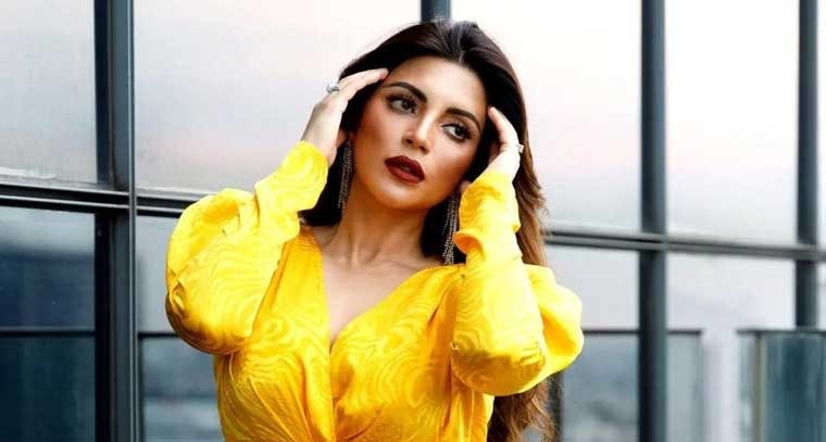 యెల్లో డ్రెస్ లో షామా సికిందర్ !