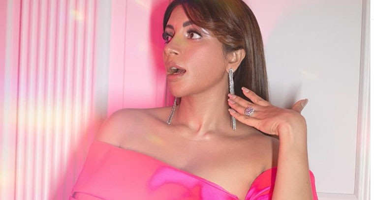  డీప్ నెక్ డ్రెస్‌లో  షామా సికందర్