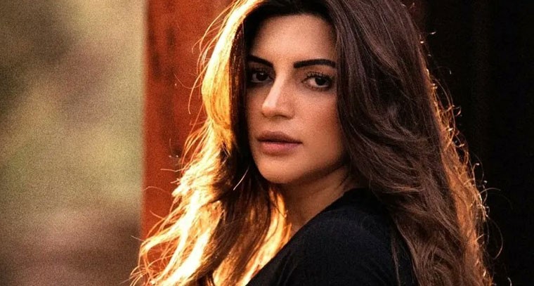 బ్లాక్ క్రాప్ టాప్‌లో షామా సికిందర్