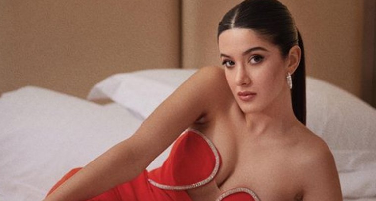 బెడ్‌పై పడుకుని షానాయ కపూర్  ఫోటోషూట్ !