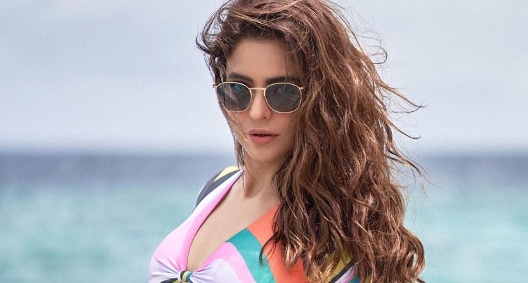 మల్టీకలర్ షార్ట్ స్కర్ట్‌ లో ఆమ్నా షరీఫ్