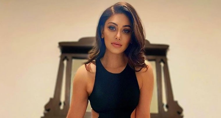 బ్లాక్ డ్రెస్ లో షెఫాలీ జరీవాలా