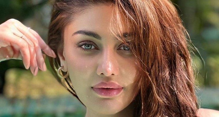  స్విమ్మింగ్ పూల్‌లో బ్లాక్ బికినీ లో షెఫాలీ జరీవాలా