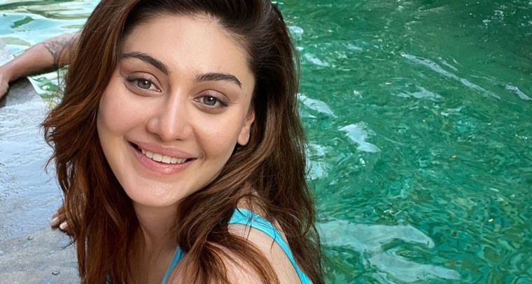 స్కై బ్లూ బికినీలో షెఫాలీ జరీవాలా