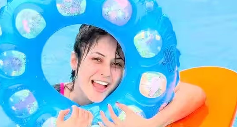 స్విమ్మింగ్ పూల్ లో  షెహ్నాజ్ గిల్.. ఫోటోలు వైరల్..