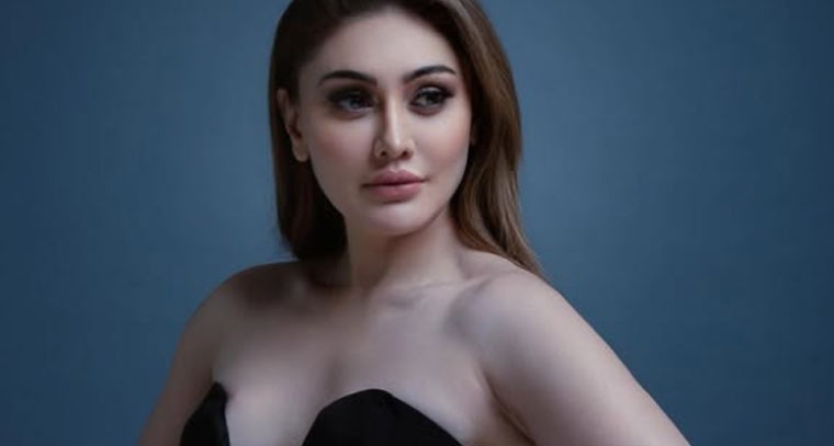 నల్లటి దుస్తులలో చాలా హాట్ గా షెఫాలి 