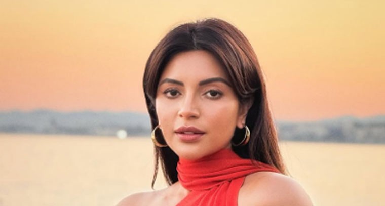 నారింజ రంగు దుస్తులలో   షమా సికందర్ 