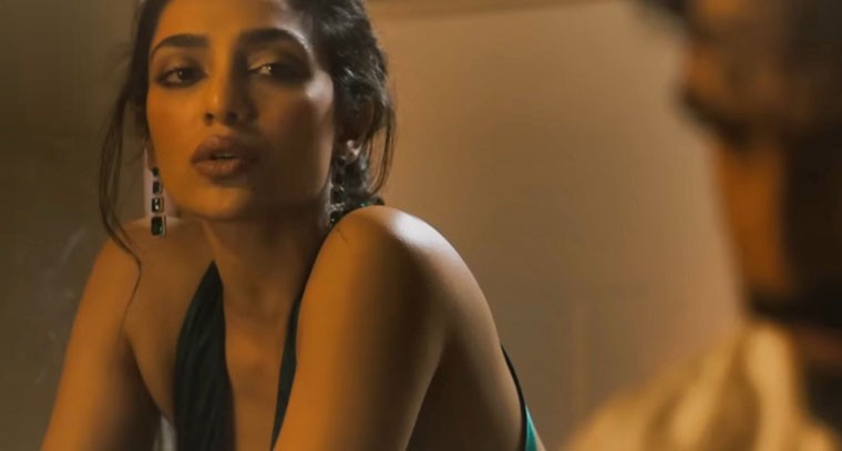 బార్ డ్యాన్సర్‌గా మారిపోయిన శోభిత ధూళిపాళ