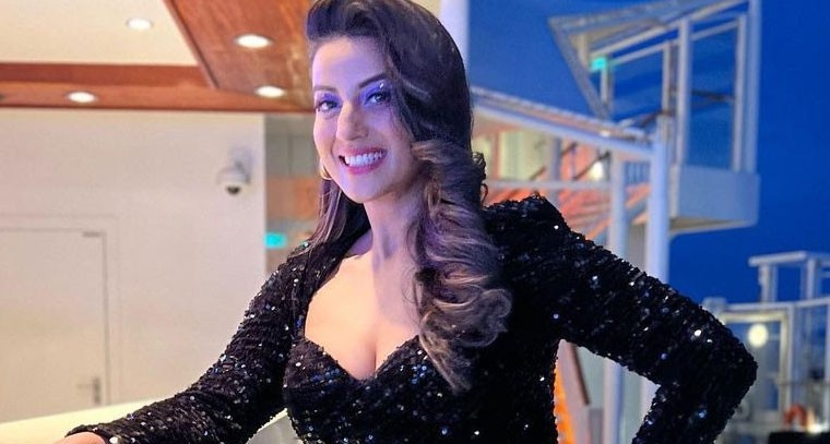 షిమ్మరీ బ్లాక్ గౌనులో  అక్షరా సింగ్