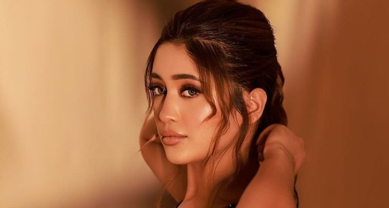 శివంగి జోషి స్టైలిష్ లుక్