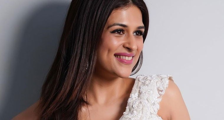 నాభి అందాలు చూపిస్తూ శ్రద్ధా దాస్‌ రచ్చ