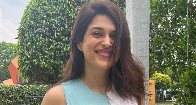 పింక్ డిజైనర్ డ్రెస్ లో శ్రద్ధా దాస్