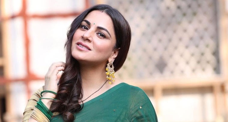 గ్రీన్ శారీ లో శ్రద్ధా ఆర్య