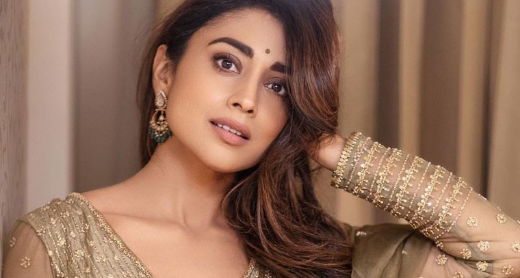 సూపర్ హాట్ పోజుల్లో మంట పుట్టించిన శ్రియ శరన్ 