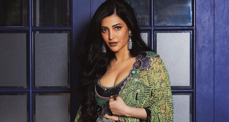 గ్రీన్‌ డ్రెస్‌లో శృతి హాసన్‌ అదిరిపోయే ట్రీట్‌ !