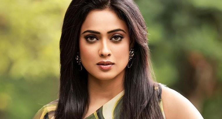 గ్రీన్ కలర్ వన్ షోల్డర్ డ్రెస్ లో శ్వేతా తివారి 