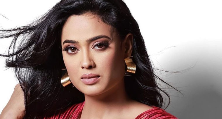  డిజైనర్  టాప్ లో శ్వేతా తివారీ