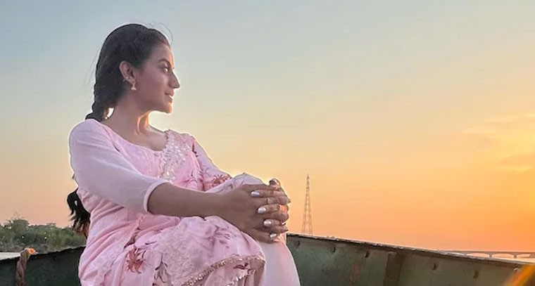  అక్షర సింగ్ క్యూట్ స్టిల్స్  !