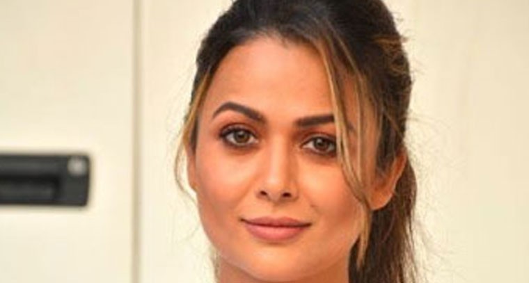 ఫ్రెండ్ భర్తతో హీరోయిన్ అమృత అరోరా ఎఫైర్