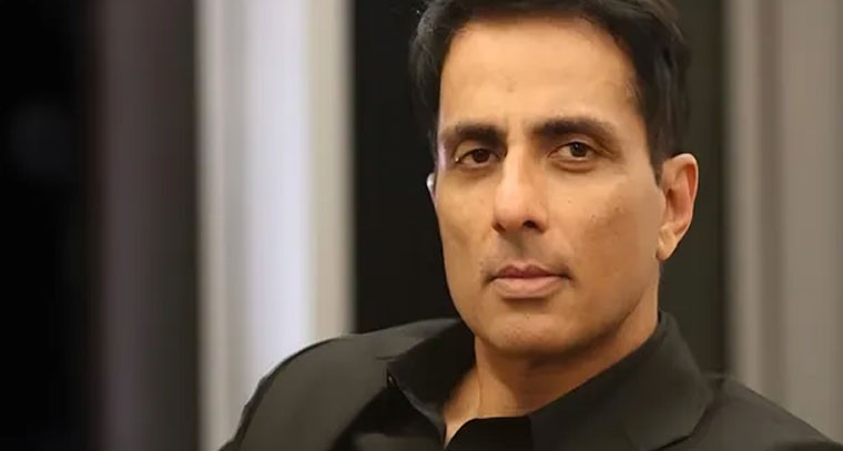 బస్సుల్లో అత్యవసర ద్వారాలు తప్పనిసరి చేయాలి: సోనూసూద్