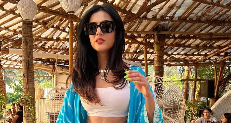  సోనాల్‌ చౌహాన్‌ గ్లామర్‌ ట్రీట్‌ !