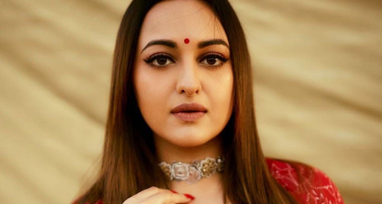 రెడ్ డ్రెస్ లో మతిపోగొడుతున్న సోనాక్షి సిన్హా !